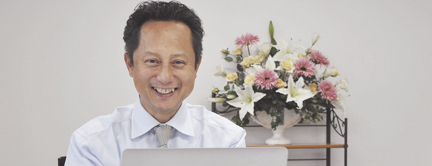 代表　朝比奈睦明