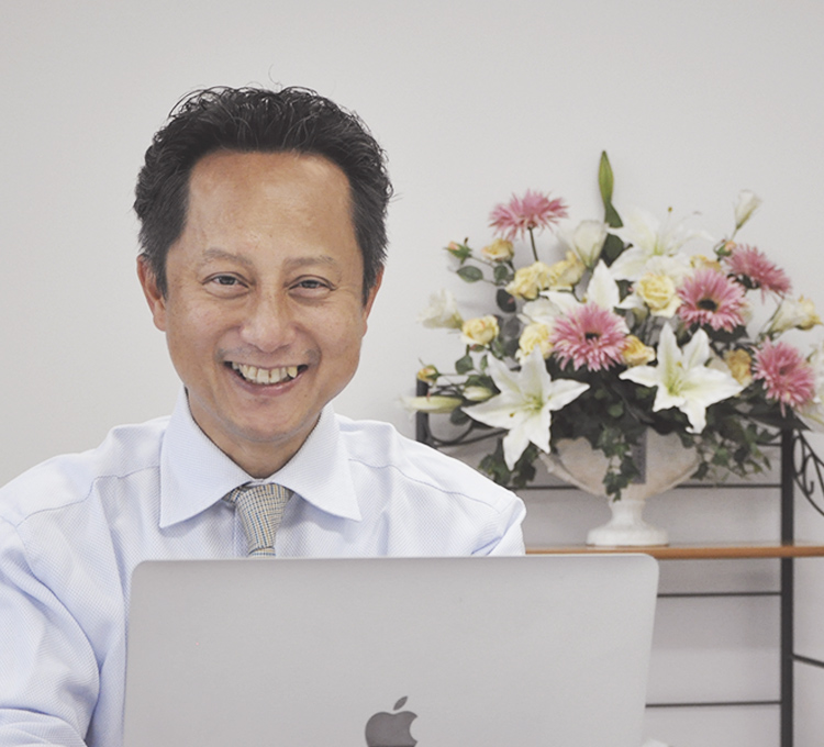 代表　朝比奈睦明